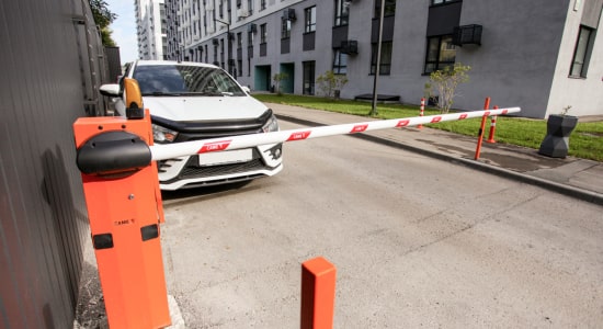 Шлагбаум во двор дома